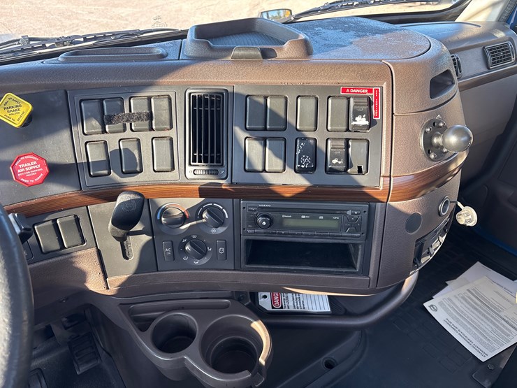 2015-volvo-vnl42t300-image-11