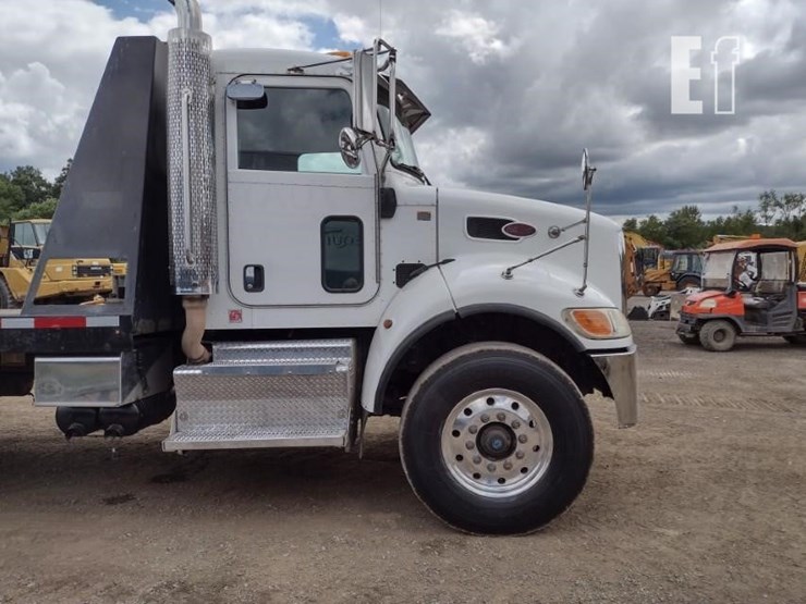 2016-peterbilt-348-image-43