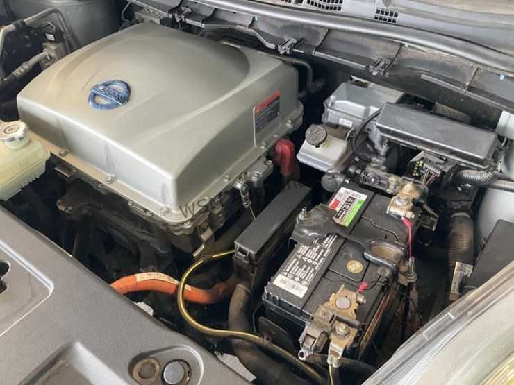 2014-nissan-leaf-sv-hatchback-image-12