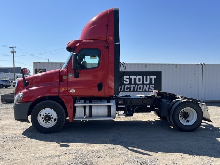 2017-freightliner-cascadia-s/a-truck-tractor-image-7
