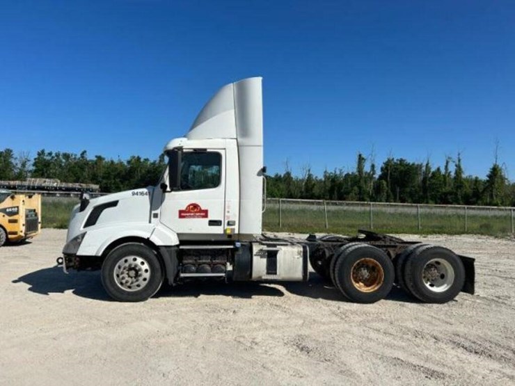 2013-volvo-t/a-hiway-tractor---day-cab-4v4nc9egxdn-image-7