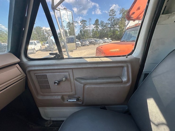 1983-ford-7000-image-37