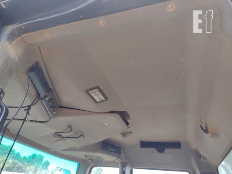 2005-deere-300d-image-15