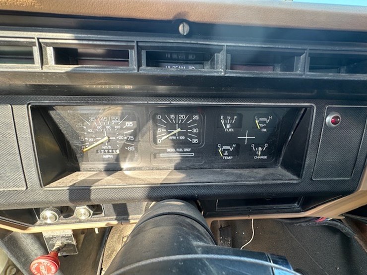 1983-ford-7000-image-46