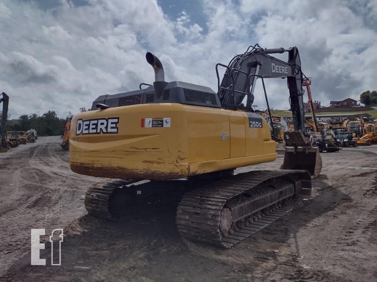 2021-deere-250g-lc-image-54