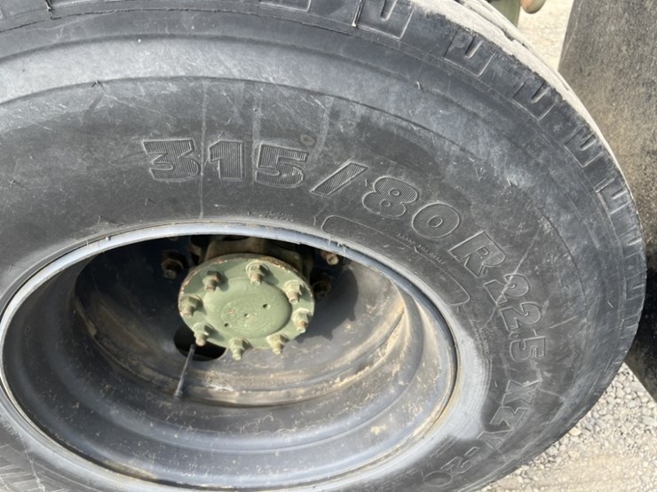 2009-am-general-m915a1-image-12