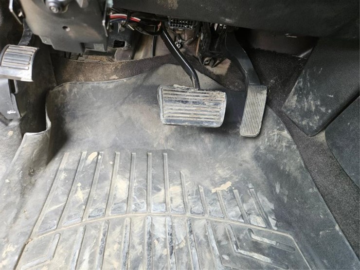 2011-gmc-3500-image-24