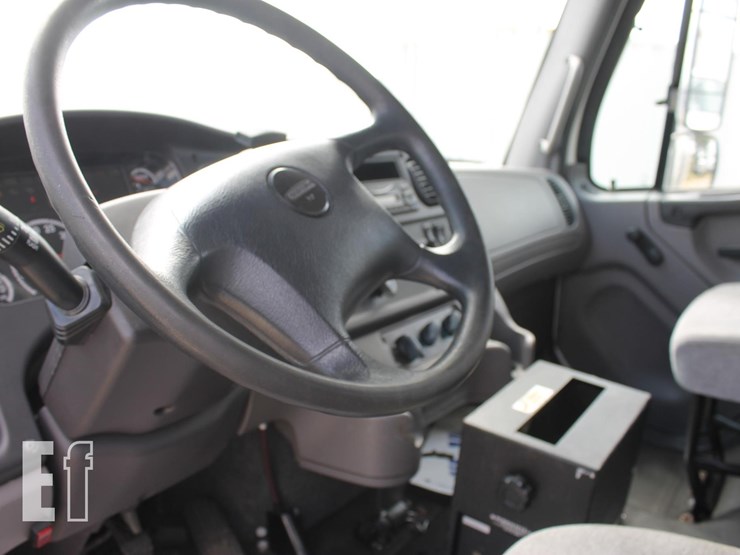 2014-freightliner-business-class-m-2-image-13