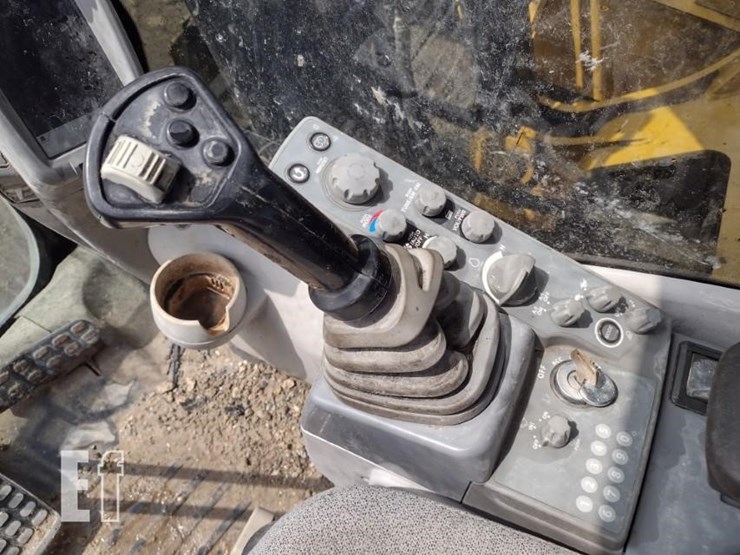 2021-deere-250g-lc-image-9