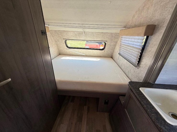 2016-winnebago-winnie-drop-wd1780-camper-image-13
