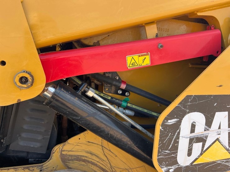 2015-caterpillar-299d-image-13