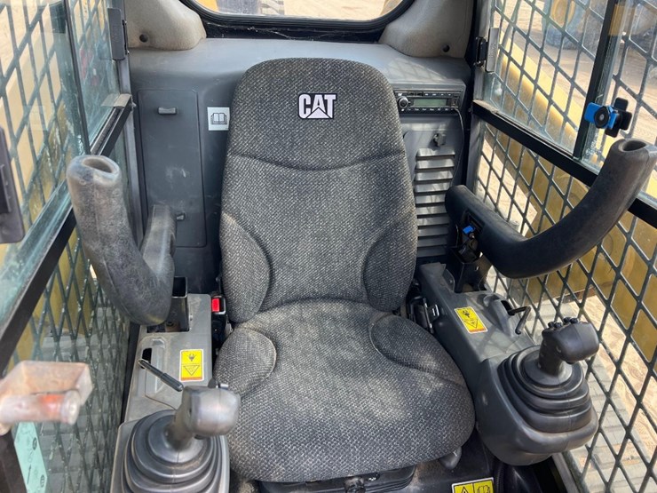 2019-caterpillar-239d-image-25