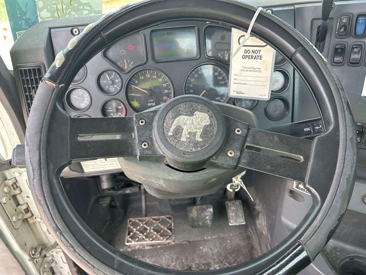 2011-mack-chu613-t/a-wet-kit-day-cab-truck-tractor-image-13