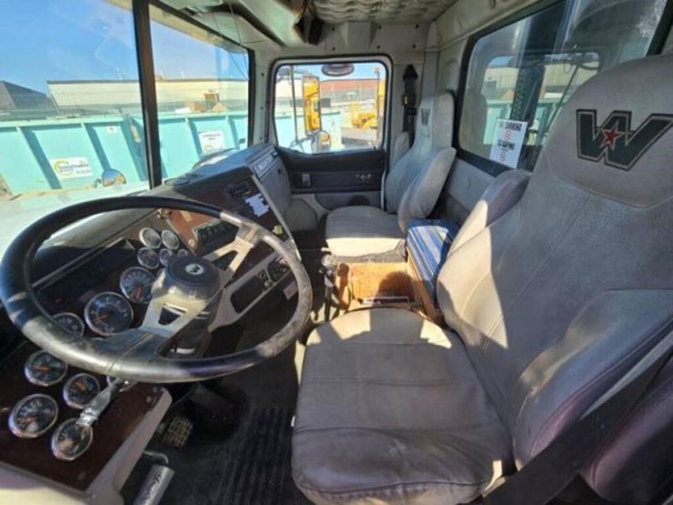 2014-western-star-4900sb-image-25