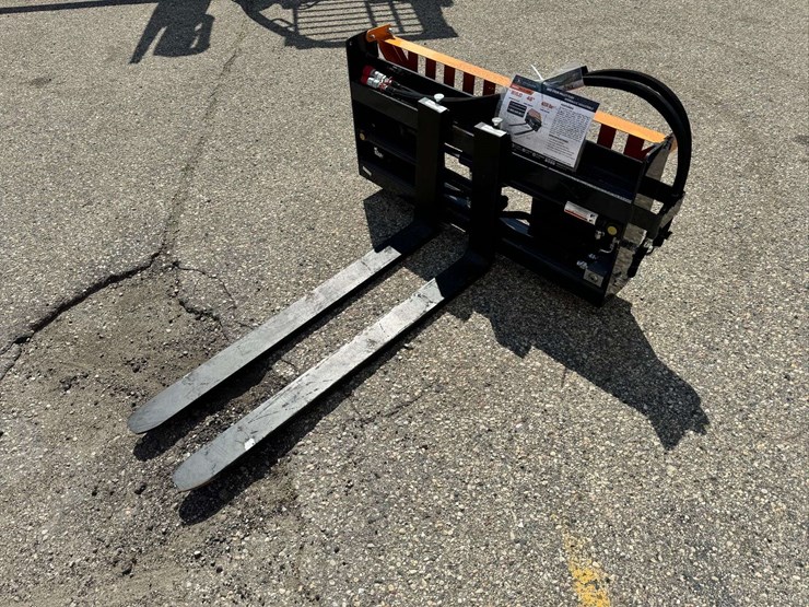 wolverine-pfa-11-3300g-hydraulic-adjustable-skid-steer-pallet-forks-image-1