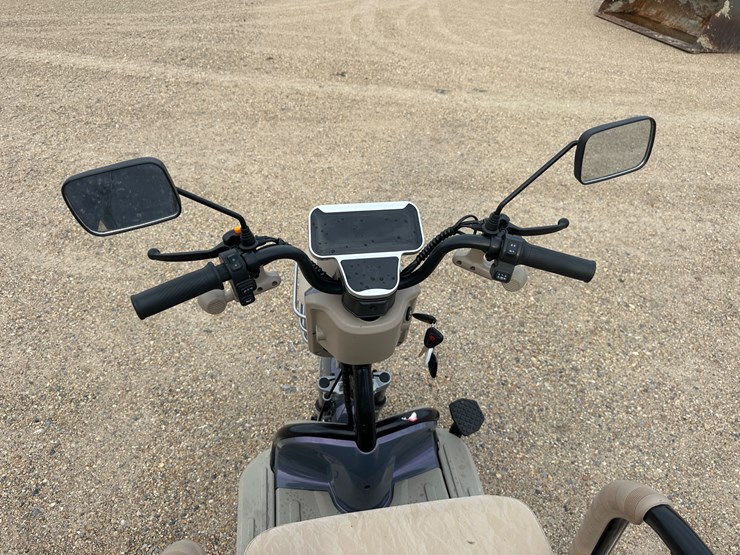 #61-•-2-seater-electric-scooter,-front-and-rear-basket,-charger-image-9