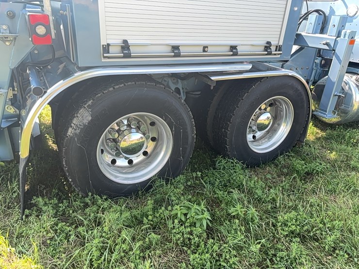 2019-peterbilt-389-image-41