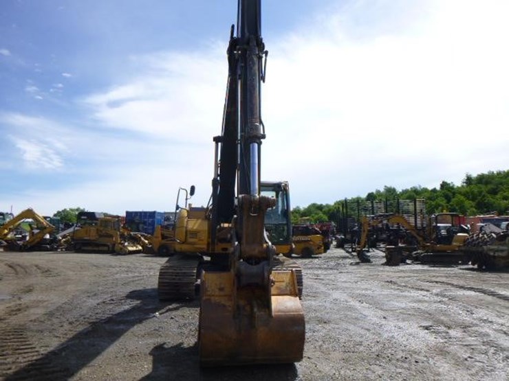 2011-deere-225d-lc-image-4