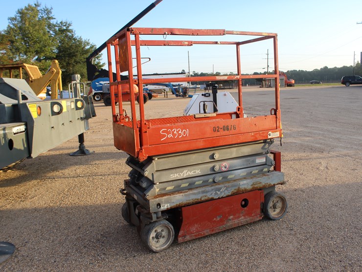 #2240-•-sky-jack-3219-scissor-lift-image-1