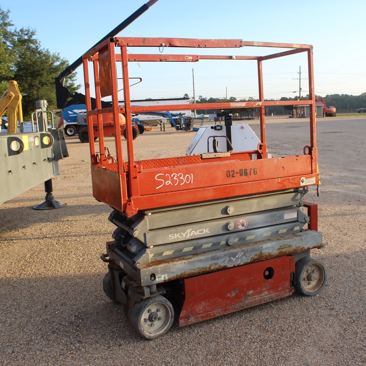 #2240 • SKY JACK 3219 SCISSOR LIFT