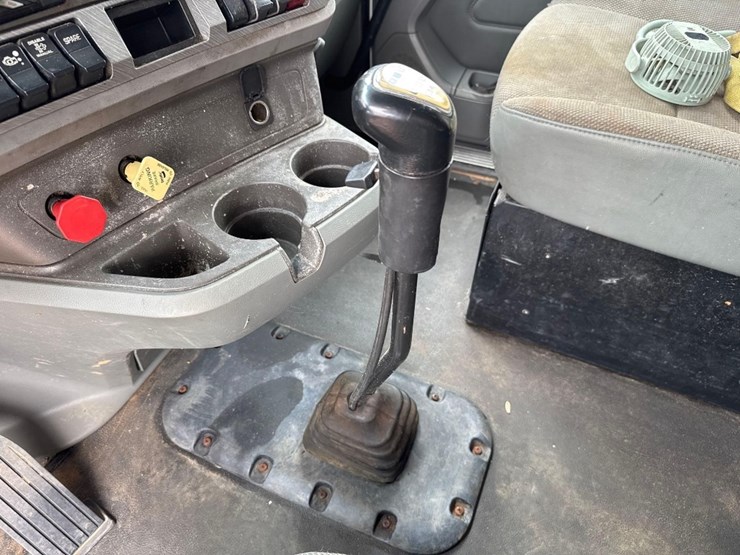 2014-kenworth-t680-image-31