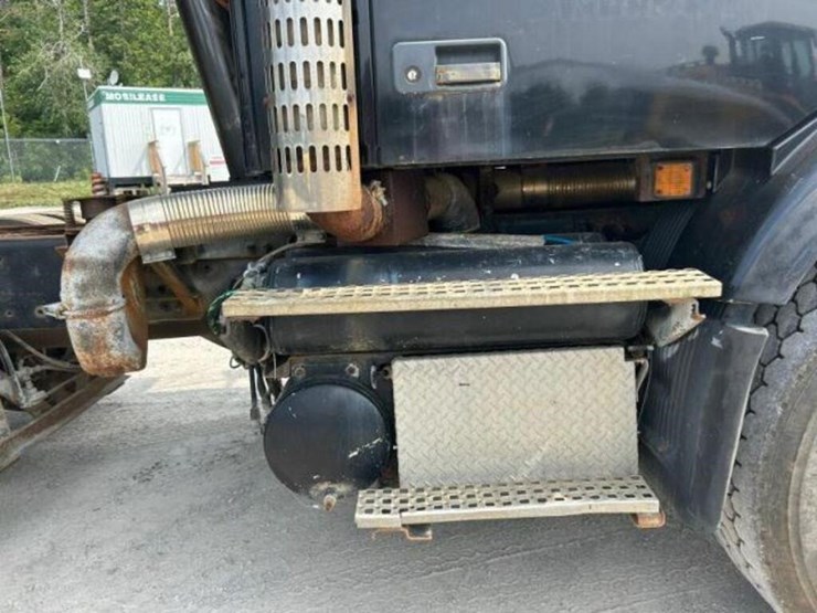 2005-volvo-tri/a-dump-truck-4v5k99gh55n391882-image-95