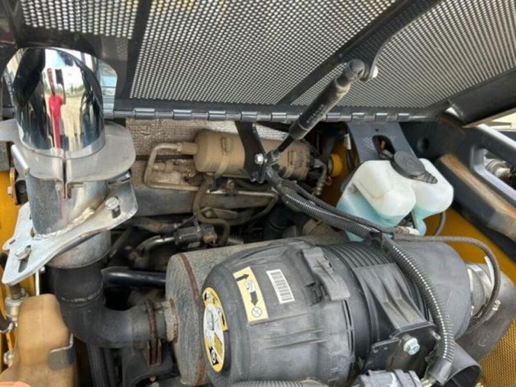 2017-deere-320e-image-35