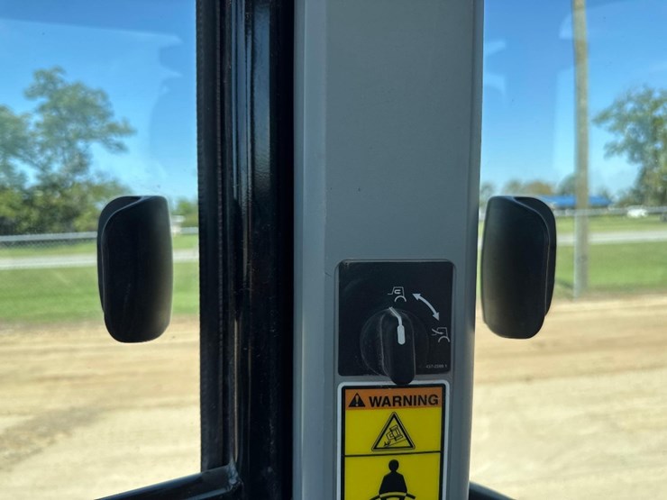 2019-caterpillar-420f2-image-35