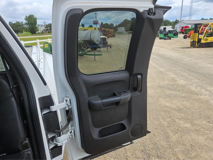 2011-gmc-3500-image-17