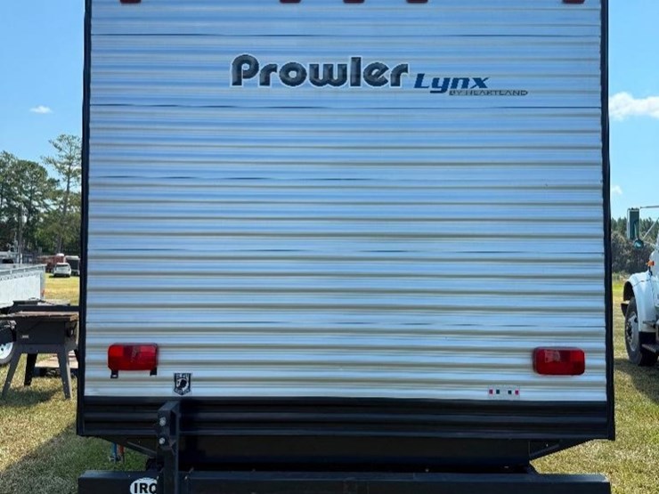 2015-lynx-by-heartland-prowler-camper-(20',-model-image-5