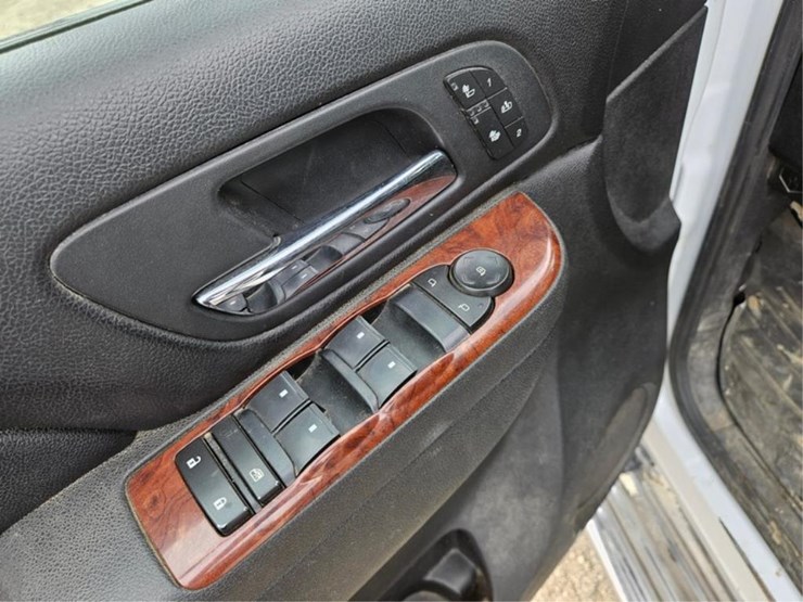 2011-gmc-3500-image-21