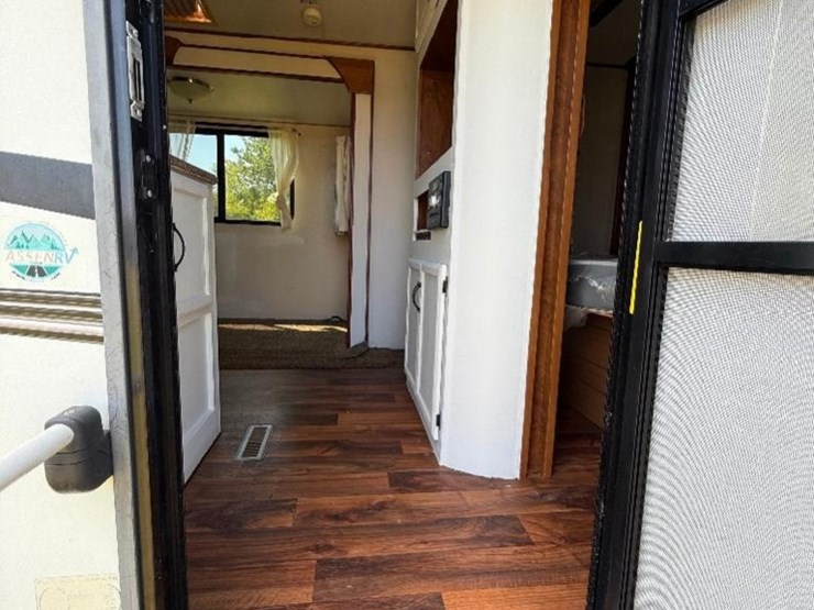 2016-creekside-24'-camper-(slide,-awning,-tandem-image-10