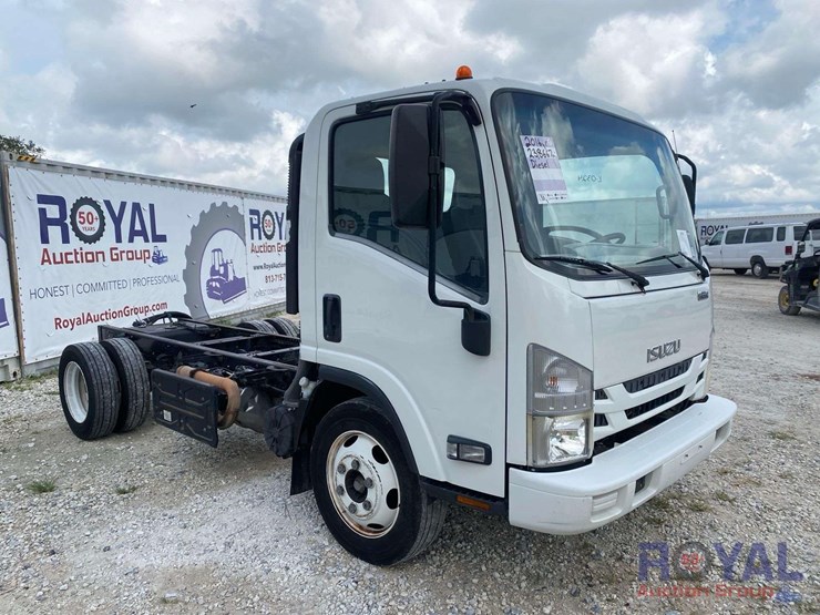 2016-isuzu-npr-image-2