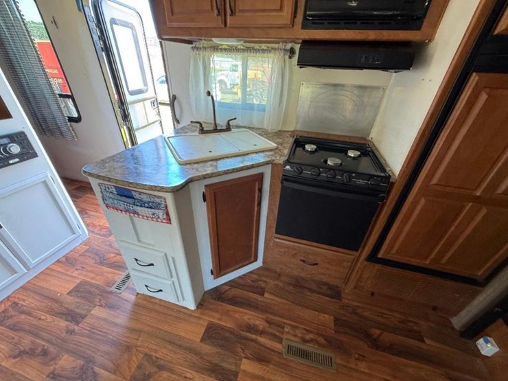2016-creekside-24'-camper-(slide,-awning,-tandem-image-18