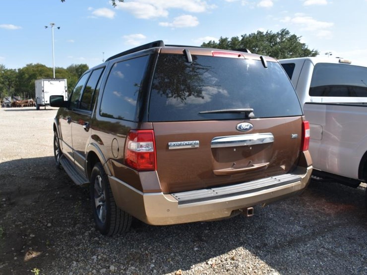 2011-ford-expedition-image-3