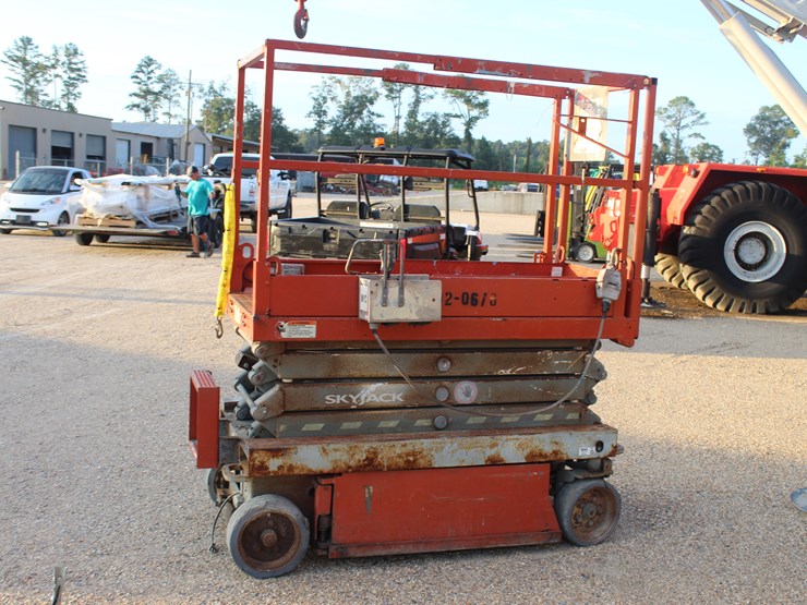 #2240-•-sky-jack-3219-scissor-lift-image-4