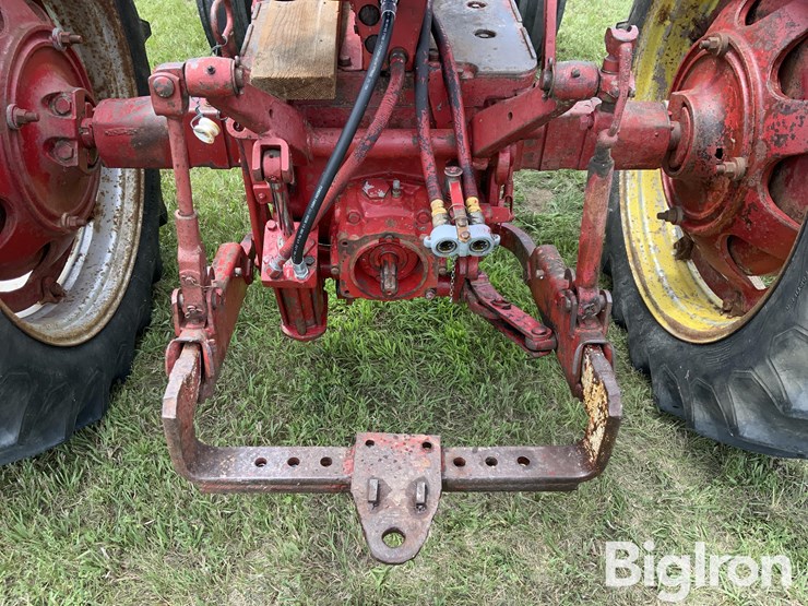 mccormick-farmall-560-2wd-tractor-image-9