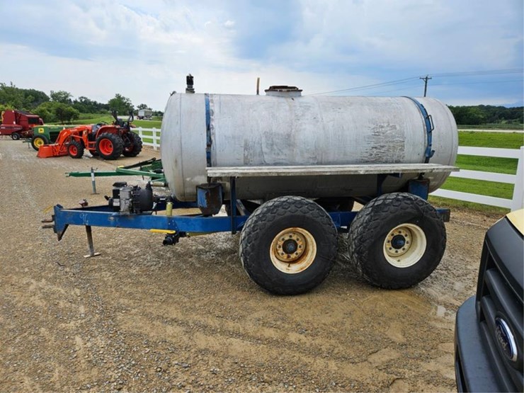#241-•-1000-gallon-tandem-axle-water-trailer-image-2