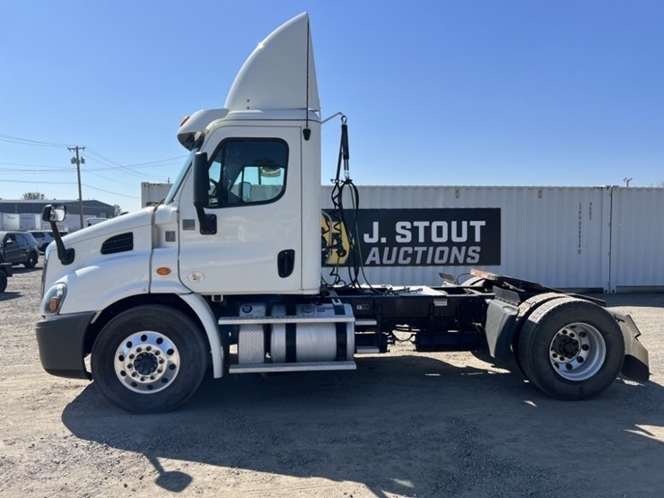 2016-freightliner-cascadia-s/a-truck-tractor-image-7