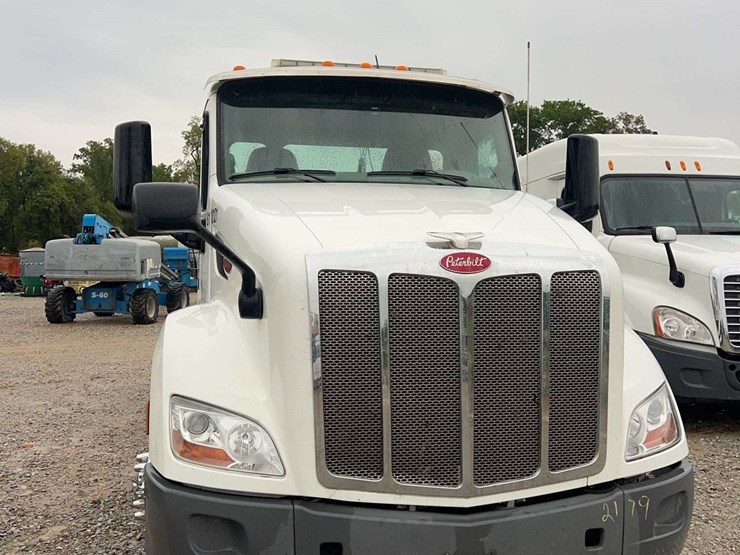 2018-peterbilt-t/a-daycab-semi-truck-image-6