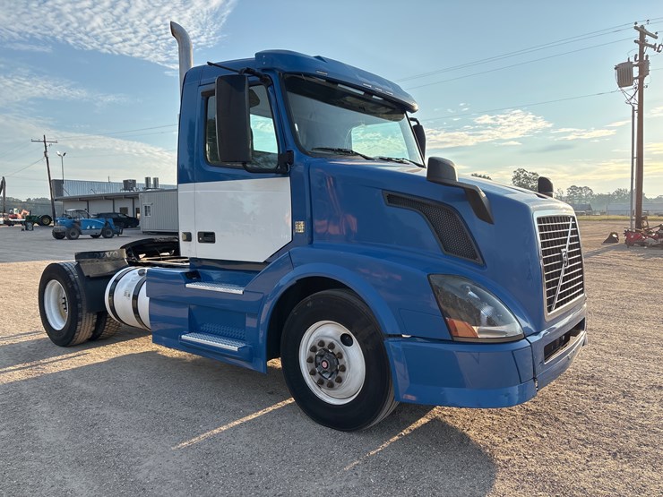 2015-volvo-vnl42t300-image-2