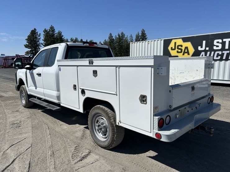 2023-ford-f250-xl-image-3
