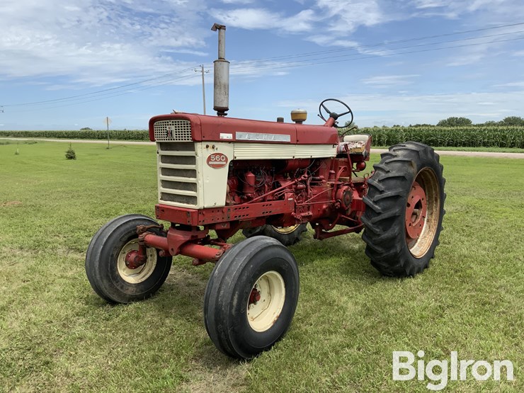 mccormick-farmall-560-2wd-tractor-image-1