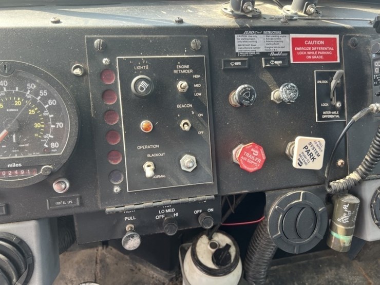 2009-am-general-m915a1-image-22