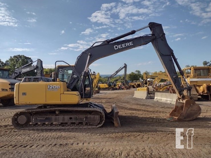 2010-deere-120d-image-3