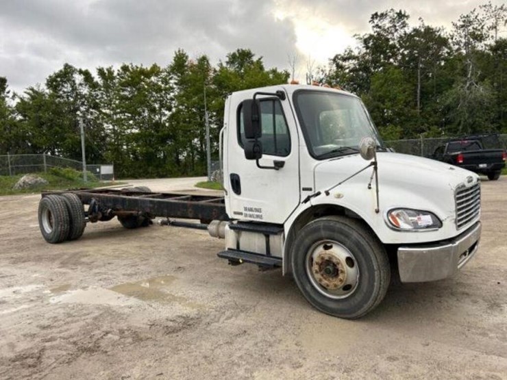2006-freightliner-business-class-m2-106-image-2