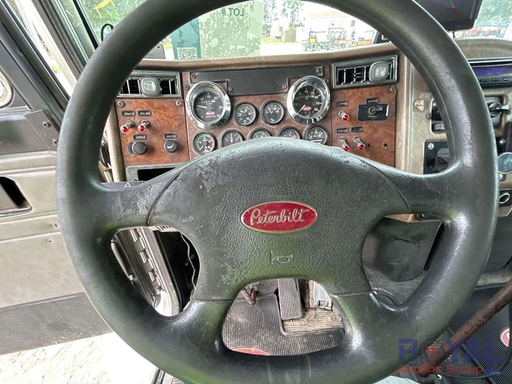 2003-peterbilt-330-image-11