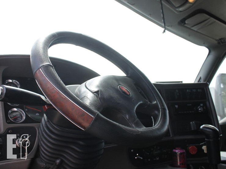 2011-kenworth-t700-image-10