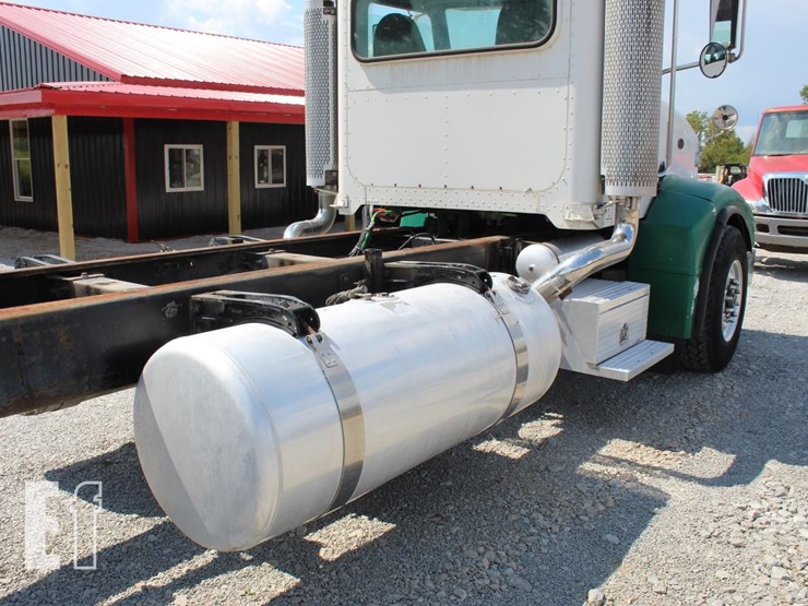 2005-peterbilt-385-image-11