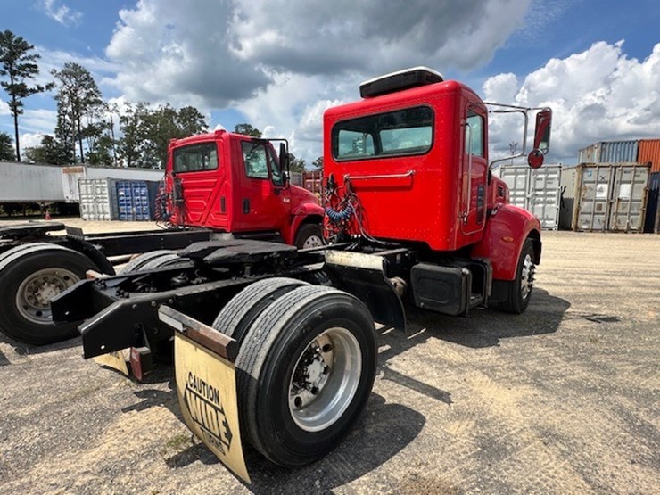 2008-peterbilt-335-image-3